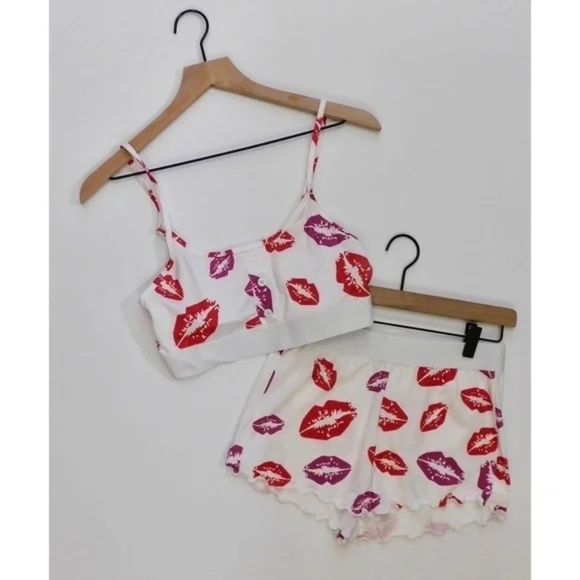 NEW!! HOT LIPS Lipstick Kiss Cropped Loungewear Two Piece Set Top Shorts Small - Picture 1 of 10